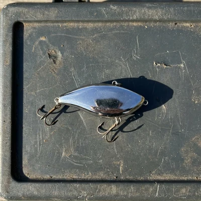 Lipless crankbait, chrome